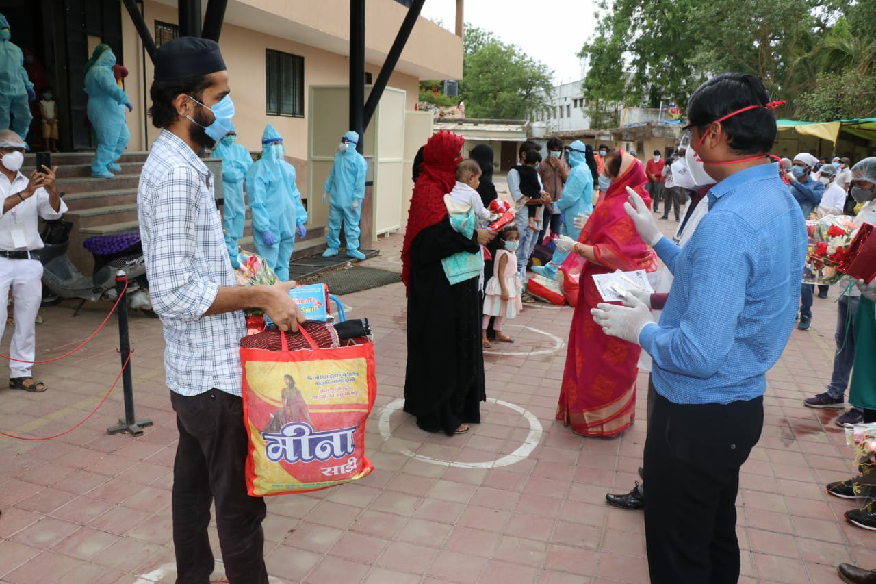 आज 29 कोविड-19 पेशेंट स्वस्थ होकर पहुंचे अपने घर 2 आज 29 कोविड-19 पेशेंट स्वस्थ होकर पहुंचे अपने घर | New India Times