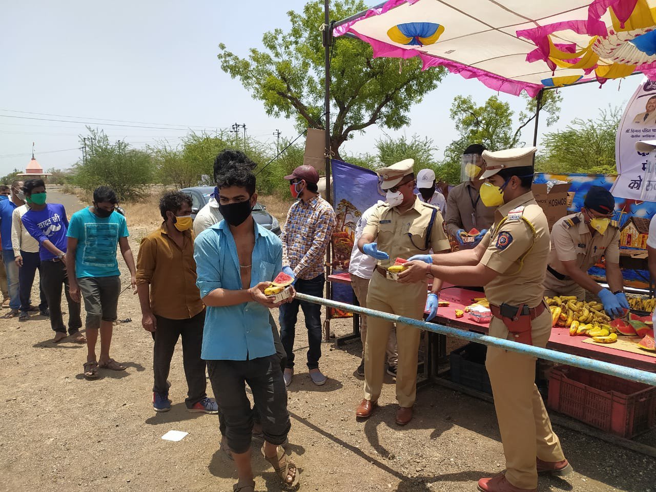 घर लौट रहे प्रवासी मजदूरों की मदद में आई पुलिस, कहा- भोजन करके जाएं | New India Times