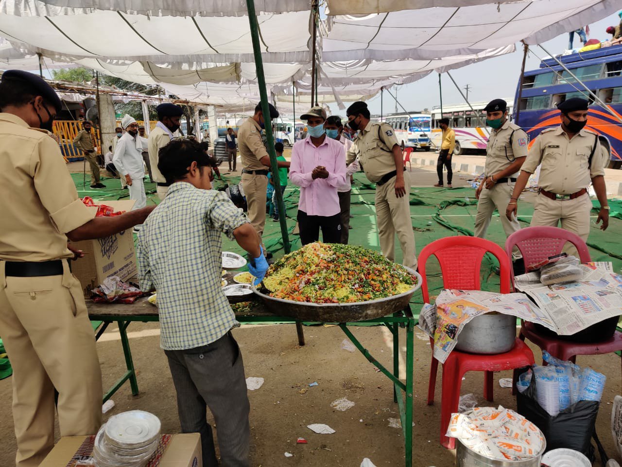 ग्वालियर-चंबल संभाग की डिविज़नल कमांडेंट संगीता शाक्य, जिला सैनानी अजय सिंह, एसडीईआरएफ पी सी ब्रजमोहन नरवरिया, पी सी सौरव त्रिपाठी के तत्वाधान में प्रवासी मजदूरों को किया गया भोजन वितरण 2 ग्वालियर-चंबल संभाग की डिविज़नल कमांडेंट संगीता शाक्य, जिला सैनानी अजय सिंह, एसडीईआरएफ पी सी ब्रजमोहन नरवरिया, पी सी सौरव त्रिपाठी के तत्वाधान में प्रवासी मजदूरों को किया गया भोजन वितरण | New India Times