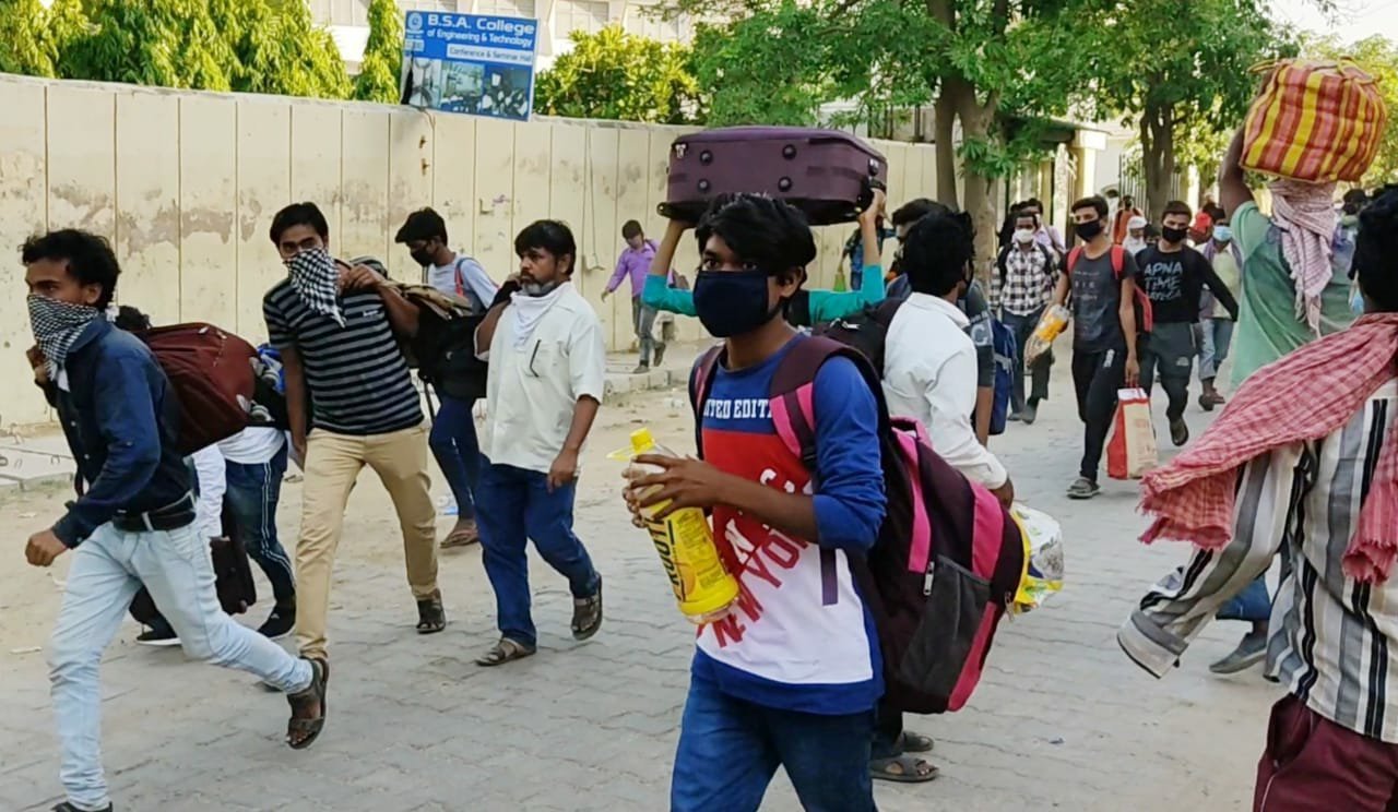 प्रशासन ने बिना तैयारी के मथुरा के घनी आबादी में लगभग 1500 प्रवासियों की जमा कर दी भीड़, भूख प्यास से परेशान लोगों के लिए ब्रज यातायात एवं पर्यावरण जन जागरूकता समिति ने किया नाश्ता-पानी का इंतजाम 2 प्रशासन ने बिना तैयारी के मथुरा के घनी आबादी में लगभग 1500 प्रवासियों की जमा कर दी भीड़, भूख प्यास से परेशान लोगों के लिए ब्रज यातायात एवं पर्यावरण जन जागरूकता समिति ने किया नाश्ता-पानी का इंतजाम | New India Times