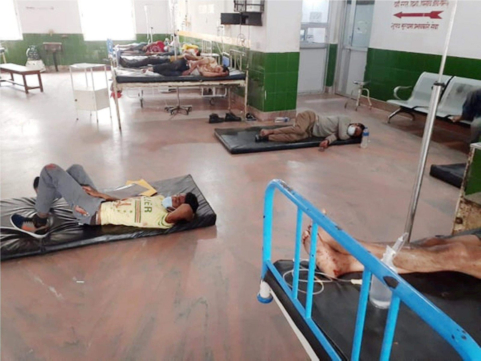 नेपालगंज से सल्यान जा रही यात्रियों से भरी मिनी बस ट्रक से टकराई, 12 यात्रियों की मौत, 21 यात्री घायल | New India Times