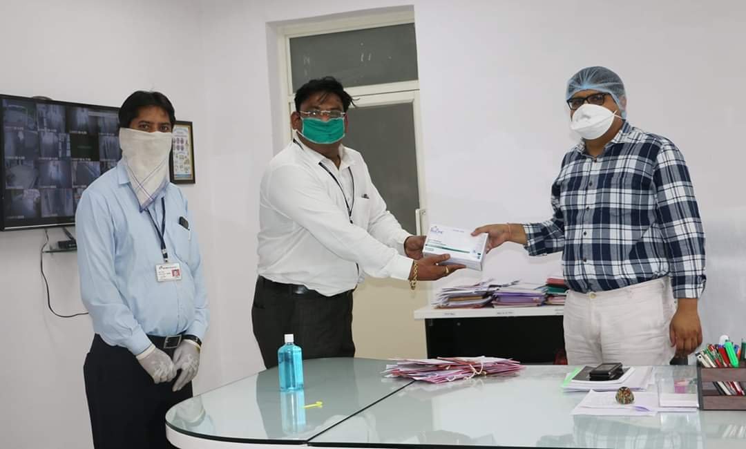 आईसीआईसीआई बैंक द्वारा कलेक्टर को प्रदान किये गये मास्क व सेनेटाईजर | New India Times