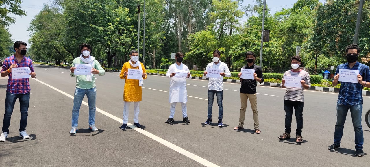 एनएसयूआई ने राजभवन के बाहर पहुंचकर विश्वविद्यालय द्वारा कराई जा रही परीक्षाओं का सोशल डिस्टेंसिंग का पालन करते हुए जताया विरोध | New India Times