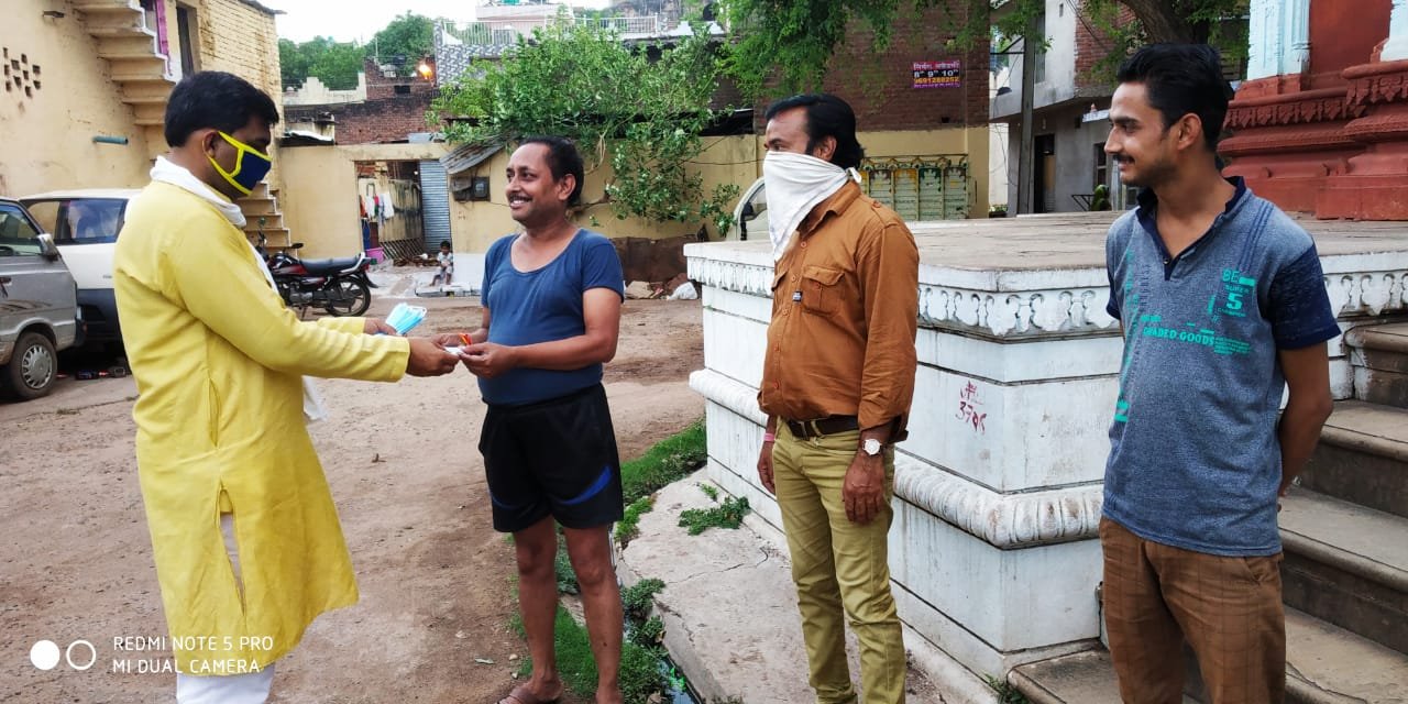 श्रीमन्त सिंधिया के निर्देश पर मानवसेवा के 74 वें दिन समर्पित भाव से सत्येन्द्र शर्मा ने किया भोजन वितरण | New India Times