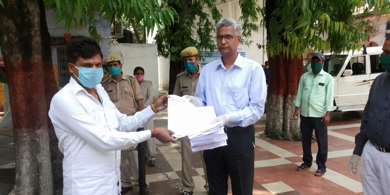 बैंक कर्मी के द्वारा किसान के साथ बदसलूकी को लेकर भाकियू लोकतांत्रिक संगठन ने जिलाधिकारी खीरी को दिया ज्ञापन | New India Times