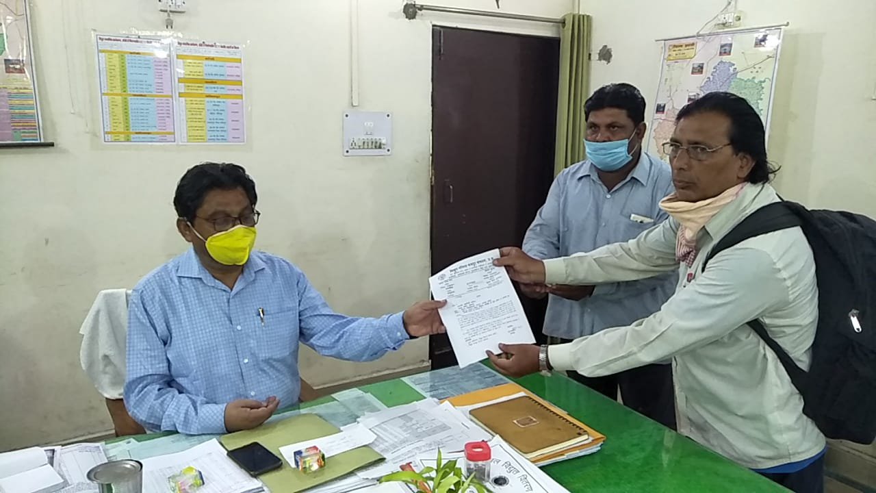 विधुत संविदा मजदूर संगठन शाखा झाँसी के तत्वावधान में विधुत संविदा कर्मियों को हटाए जाने के विरोध में मुख्यमंत्री के नाम गया ज्ञापन | New India Times