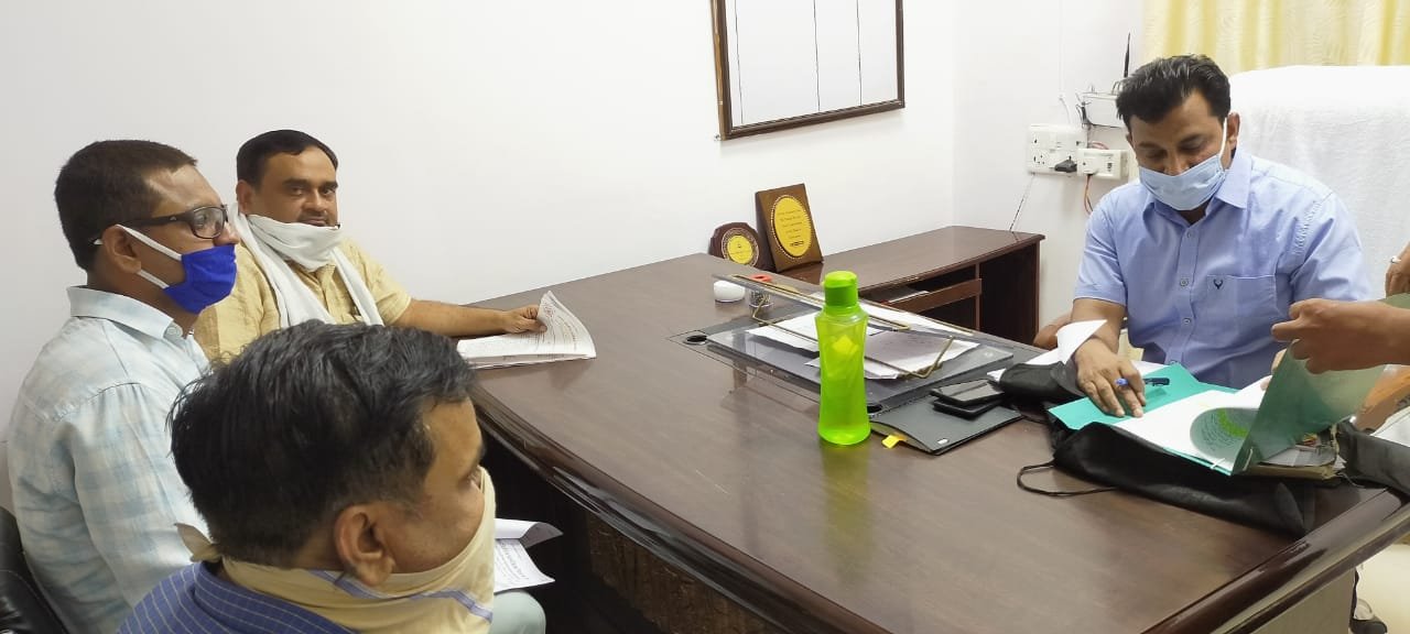 शिक्षकों की समस्याओं के सम्बन्ध में बीएसए को सौंपा गया ज्ञापन | New India Times