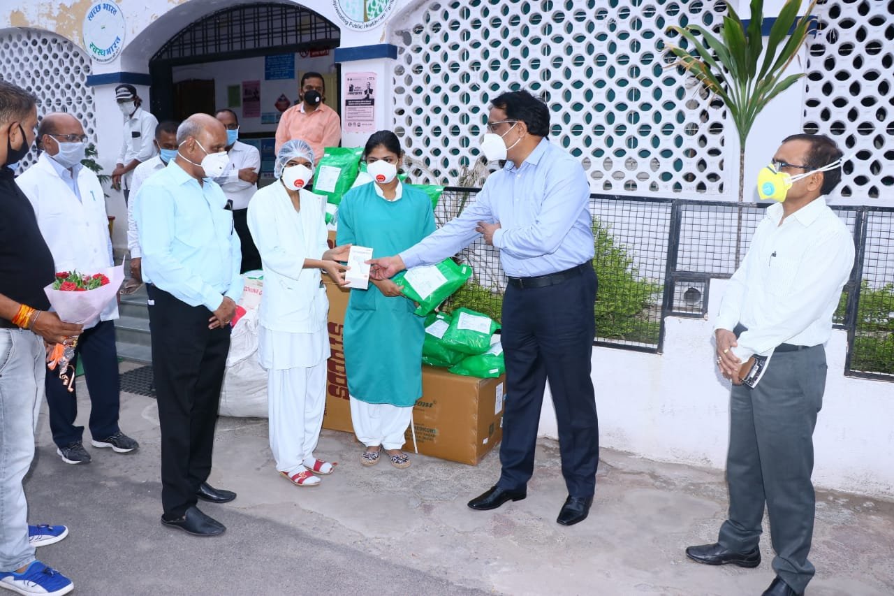केमिस्ट एन्ड ड्रगिस्ट एशोसिएशन की तरफ से डॉक्टर्स/नर्सेस के लिए पर्सनल प्रोटेक्शन किट का हुआ वितरण | New India Times