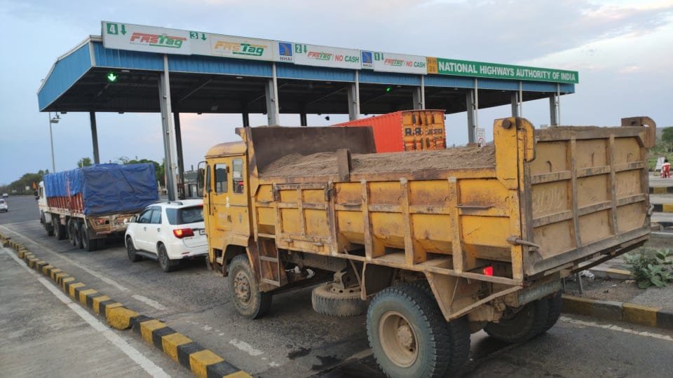 सरकार को करोड़ों रुपये रायल्टी का घाटा: अधिकारियों की लापरवाही से रेत की अवैध उत्खनन व परिवहन जारी | New India Times