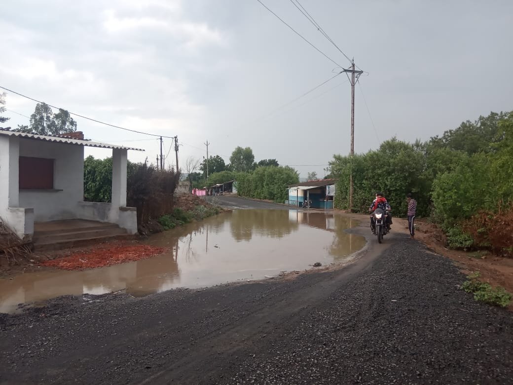 ठेकेदार व अधिकारियों की लापरवाही से दतला वादी का सड़क निर्माण कार्य रुकने से नागरिक परेशान | New India Times