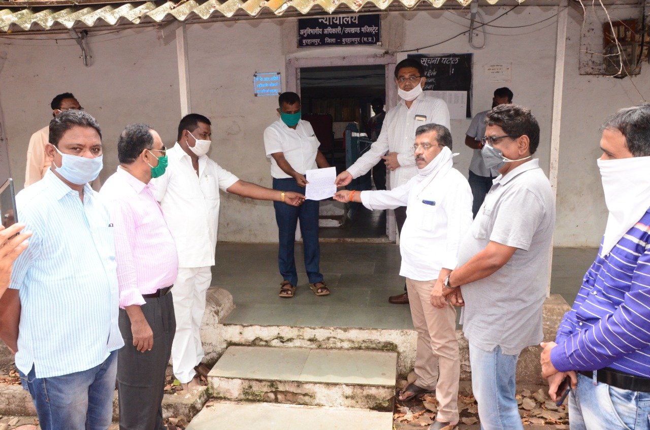 लोकतंत्र खत्म करने में लगी है भाजपा: अजय रघुवंशी। विधायक की खरीदी विक्री कर बनाई गई सरकार के विरोध में जिला कांग्रेस कमेटी ने सौंपा ज्ञापन | New India Times