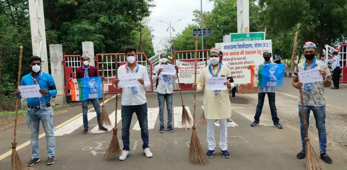 जनरल प्रमोशन की मांग को लेकर<br>एनएसयूआई द्वारा बरकतउल्ला विश्वविद्यालय में गांधीवादी तरीके से किया गया विरोध प्रदर्शन | New India Times