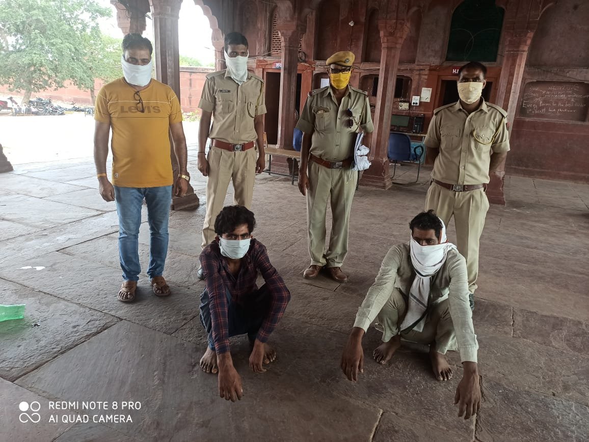 कुख्यात इनामी डकैत केशव गुर्जर को कारतूस, खाद्य सामग्री सप्लाई करने और शरण देने वाले उसके भाई मुकेश गुर्जर व गब्बर उर्फ छोटू गुर्जर को धौलपुर जिला पुलिस ने किया गिरफ्तार | New India Times