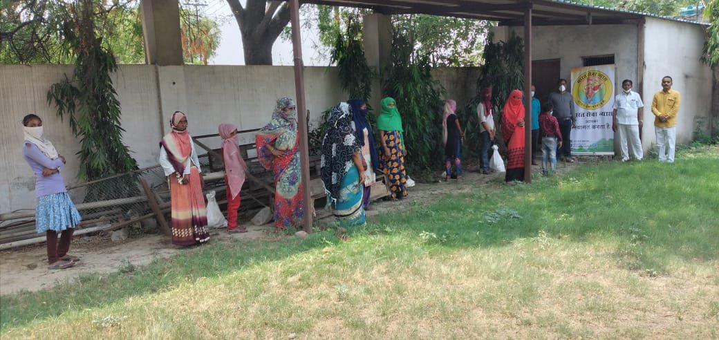 भारत सेवा न्यास संस्था द्वारा लगातार गरीबों में बांटी जा रही है खाद्यान्न सामग्री: मानवेन्द्र पाण्डव | New India Times