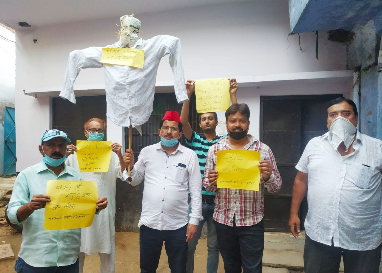 समाजवादी पार्टी के कार्यकर्ताओं ने फूंका चीनी राष्ट्रपति झी चिनपिंग का पुतला | New India Times