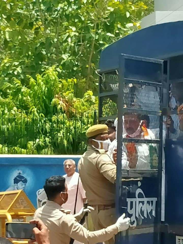 कांग्रेस प्रदेश अध्यक्ष अजय लल्लू की रिहाई की मांग को लेकर कांग्रेसियों ने डीएम काे ज्ञापन देकर दी गिरफ्तारी 2 कांग्रेस प्रदेश अध्यक्ष अजय लल्लू की रिहाई की मांग को लेकर कांग्रेसियों ने डीएम काे ज्ञापन देकर दी गिरफ्तारी | New India Times