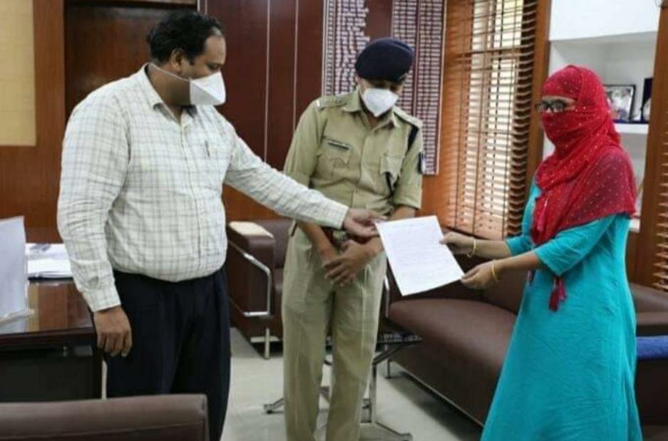 पन्ना जिला कलेक्टर कर्मवीर शर्मा द्वारा एसआई मरहूम मोहम्मद शाहिद की पत्नी को दिया गया ₹50 लाख का मुआवजा आदेश पत्र | New India Times