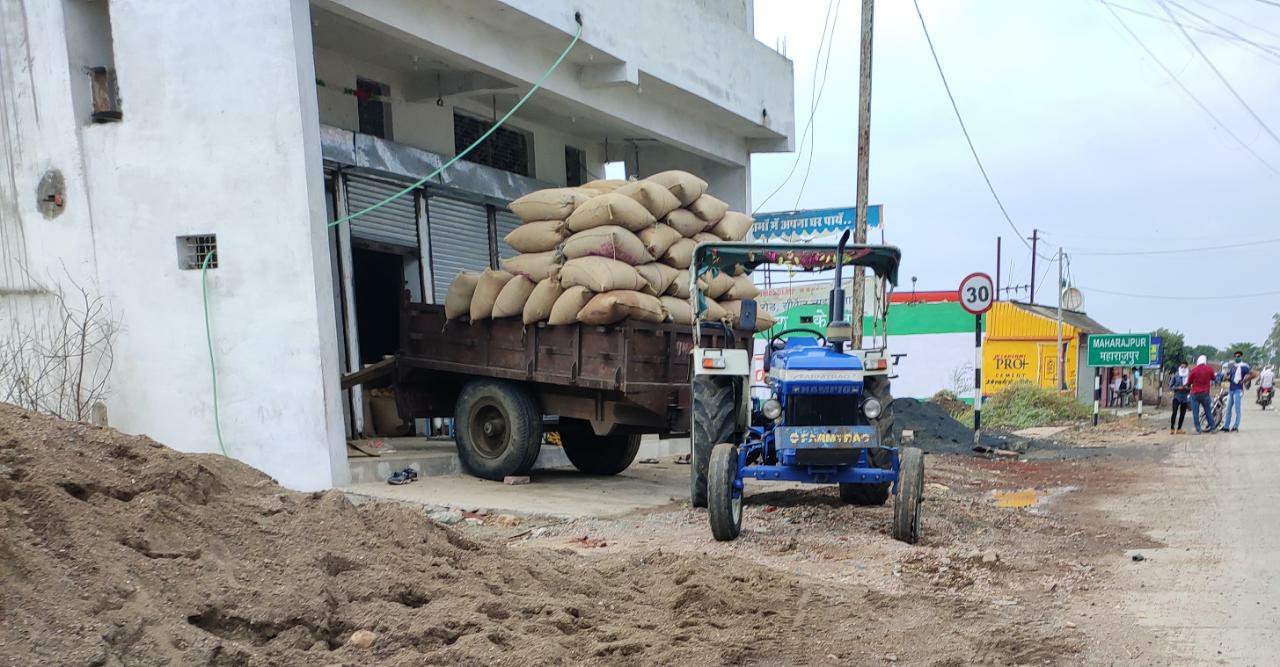 व्यापारी के गोदाम से सरकारी खरीद केन्द्र पर विक्रय के लिए लाया गया 60 क्विंटल चना 2 घंटे के प्रशानिक ड्रामे के बाद बताया गया किसान का 2 व्यापारी के गोदाम से सरकारी खरीद केन्द्र पर विक्रय के लिए लाया गया 60 क्विंटल चना 2 घंटे के प्रशानिक ड्रामे के बाद बताया गया किसान का | New India Times