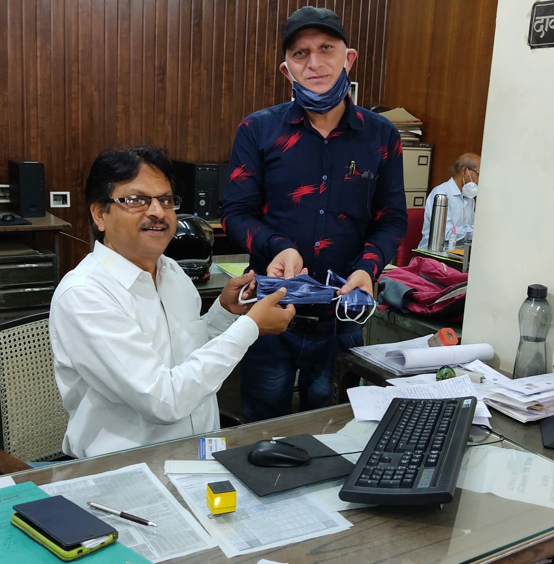 ब्रज यातायात एवं पर्यावरण जन जागरूकता समिति ने शुरू किया 'मास्क पहनो' जागरूकता अभियान 2 ब्रज यातायात एवं पर्यावरण जन जागरूकता समिति ने शुरू किया 'मास्क पहनो' जागरूकता अभियान | New India Times