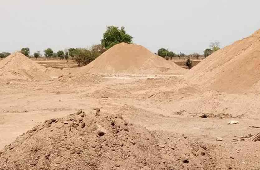 सरकार को करोड़ों रुपये रायल्टी का घाटा: अधिकारियों की लापरवाही से रेत की अवैध उत्खनन व परिवहन जारी 2 सरकार को करोड़ों रुपये रायल्टी का घाटा: अधिकारियों की लापरवाही से रेत की अवैध उत्खनन व परिवहन जारी | New India Times