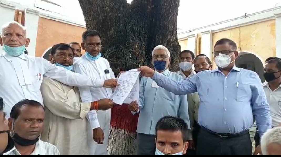 बहराइच बार एसोसिएशन के वकीलों ने चीनी राष्ट्रपति शी जिनपिंग का पुतला फूंक कर किया जोरदार प्रदर्शन 2 बहराइच बार एसोसिएशन के वकीलों ने चीनी राष्ट्रपति शी जिनपिंग का पुतला फूंक कर किया जोरदार प्रदर्शन | New India Times