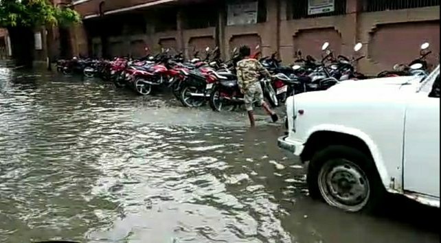 बहराइच मेडिकल कॉलेज से सम्बद्ध जिला चिकित्सालय मामूली बारिश में ही हुआ तालाब में तब्दील 2 बहराइच मेडिकल कॉलेज से सम्बद्ध जिला चिकित्सालय मामूली बारिश में ही हुआ तालाब में तब्दील | New India Times