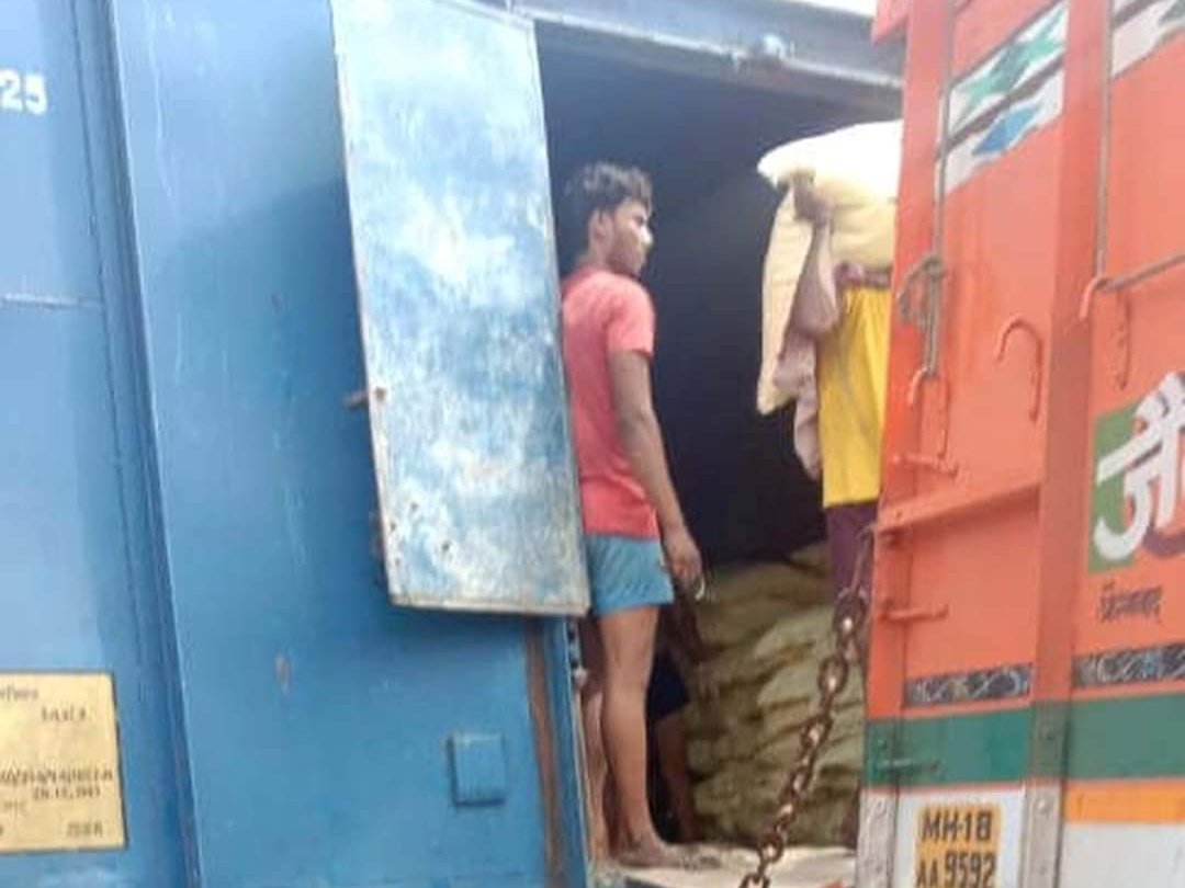 पूर्व मंत्री अर्चना चिटनिस के प्रयासों से रैक पाईन्ट पर पहुँची खाद रैक, किसानों में दौड़ी खुशी की लहर | New India Times