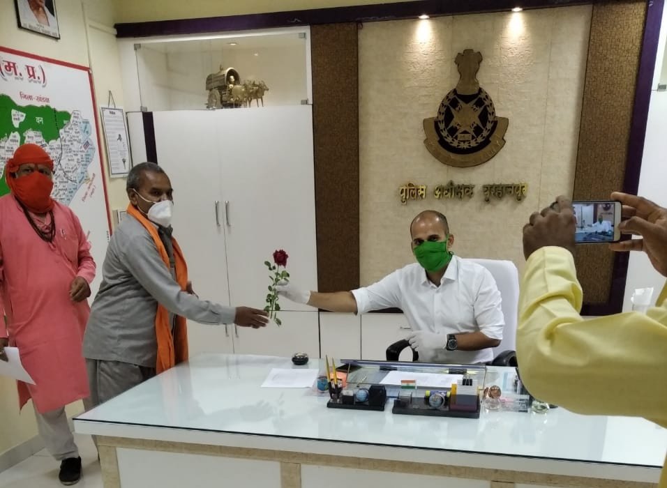 शिवसेना बुरहानपुर जिला के पदाधिकारियों ने इंदौर संभाग प्रमुख पंडित आशीष शर्मा के नेतृत्व में एसपी से सौजन्य भेंट कर किया उनका स्वागत | New India Times