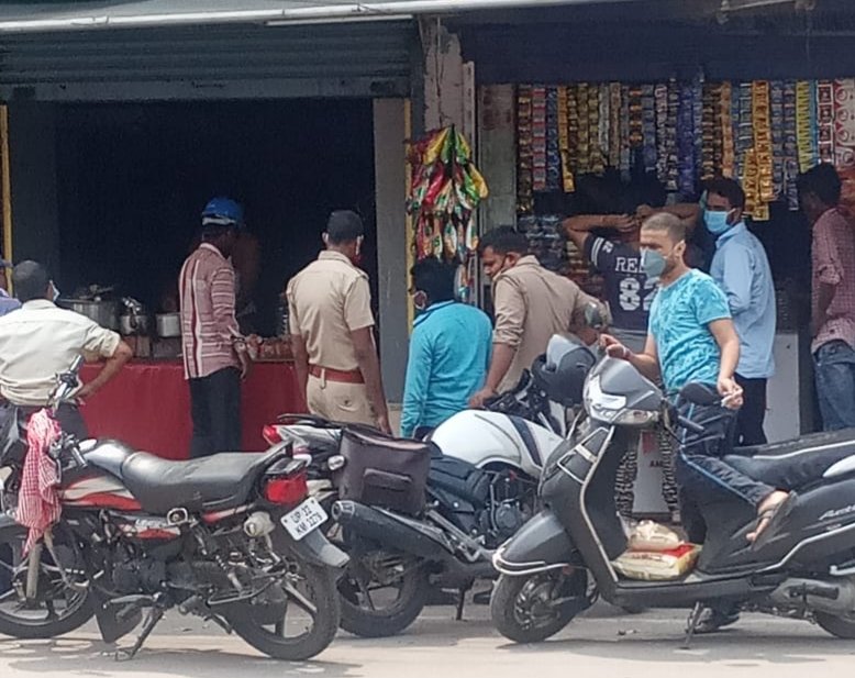 शनिवार और रविवार के लॉक डाउन के दौरान पुलिस खुद दिखी लॉक डाउन का उलंघन करते हुए | New India Times