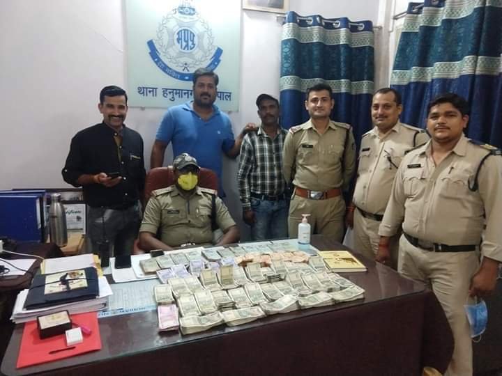 थाना हनुमानगंज की पुलिस ने वाहन चेकिंग के दौरान हुआ हवाला कारोबार का खुलासा, 17 लाख रूपये से अधिक कैश बरामद, राजेश पाल नामक व्यक्ति को पुलिस ने लिया हिरासत में 2 थाना हनुमानगंज की पुलिस ने वाहन चेकिंग के दौरान हुआ हवाला कारोबार का खुलासा, 17 लाख रूपये से अधिक कैश बरामद, राजेश पाल नामक व्यक्ति को पुलिस ने लिया हिरासत में | New India Times