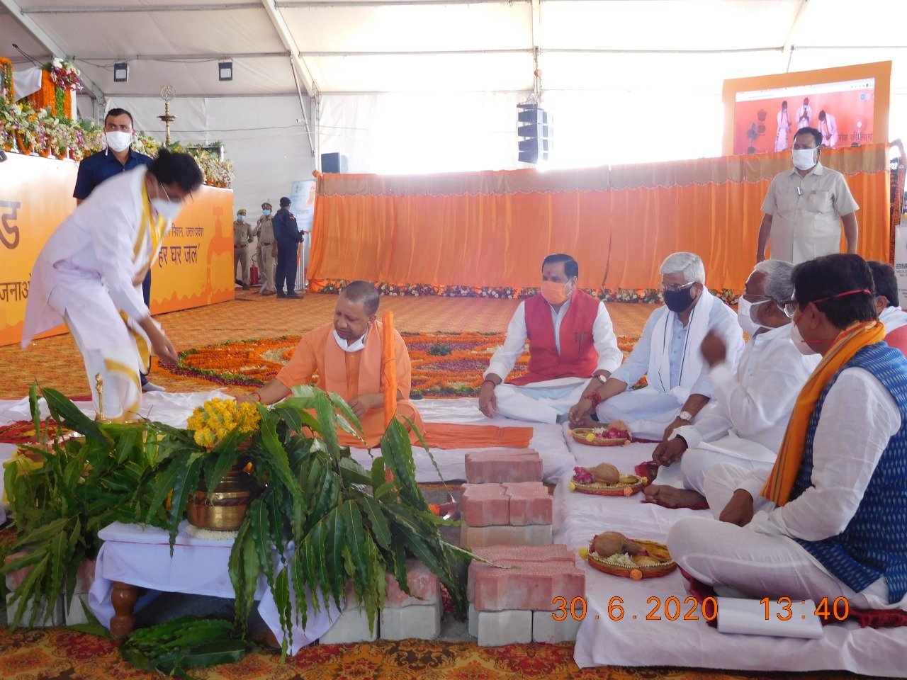 मुख्यमंत्री श्री योगी आदित्यनाथ ने झांसी जिला के ग्राम मुराटा तहसील मोंठ में जल जीवन मिशन उत्तर प्रदेश के अंतर्गत प्रथम चरण में बुंदेलखंड की 2185 करोड़ की 12 ग्रामीण पाइप पेयजल परियोजनाओं के निर्माण कार्य का भूमि पूजन करते हुए किया शुभारंभ | New India Times