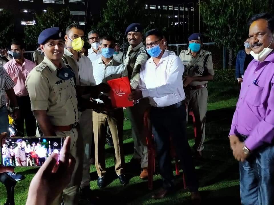 सेवानिवृत्त होने पर भोपाल पुलिस के अधिकारियों को दी गई भावभीनी विदाई 2 सेवानिवृत्त होने पर भोपाल पुलिस के अधिकारियों को दी गई भावभीनी विदाई | New India Times