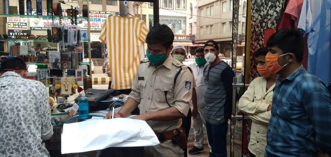 रेवेन्यू इंस्पेक्टर मिथलेश मिश्रा के नेतृत्व में चेकिंग टीम द्वारा सब इंस्पेक्टर राजीव पुरोहित ने की ताड़मतोड़ कार्यवाही | New India Times