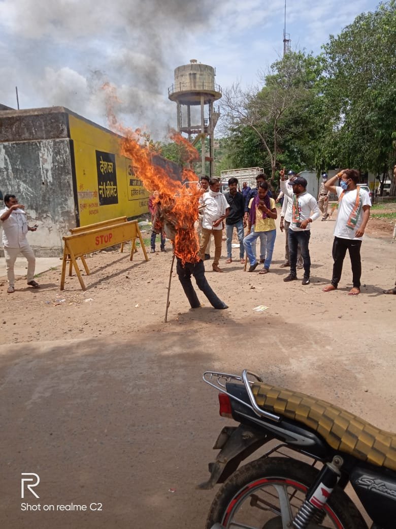 महंगाई व पेट्रोल डीजल के बढ़ते दामों को लेकर युवक कांग्रेस ने प्रधानमंत्री मोदी का पुतला दहन कर सौंपा ज्ञापन | New India Times
