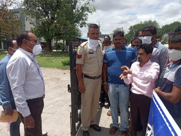 ज्ञापन देने के पहले आरटीओ कार्यालय के बाहर 2 घंटे तक किया चक्काजाम | New India Times