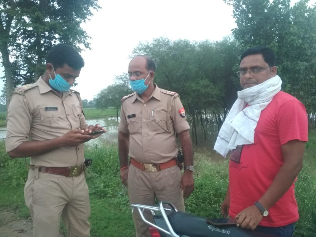 पत्रकार से अशोभनीय भाषा का प्रयोग करते हुए पुलिस ने काटा चालान | New India Times