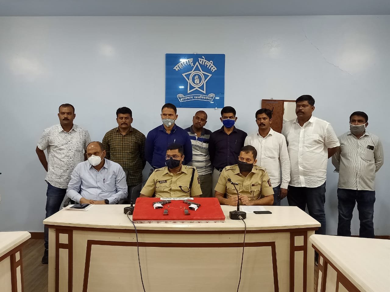 देसी रिवाल्वर बिक्री करने व दो खरीदारों को क्राइम ब्रांच पुलिस ने किया गिरफ्तार | New India Times