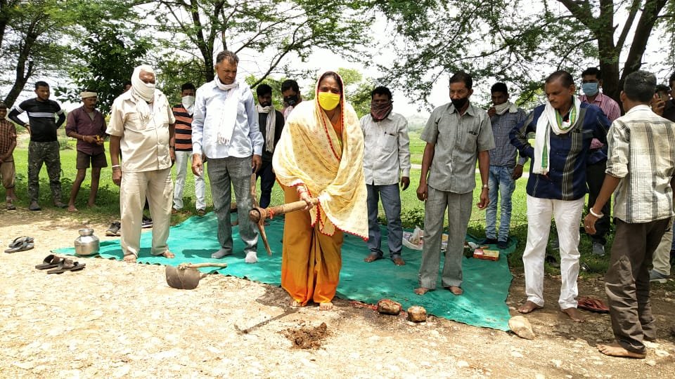 चन्द्रशेखर आजाद नगर (भाबरा) ब्लॉक में 10 करोड़ की लागत से बनने वाली सड़कों का जोबट विधायक सुश्री कलावती भूरिया ने किया भूमि पूजन | New India Times