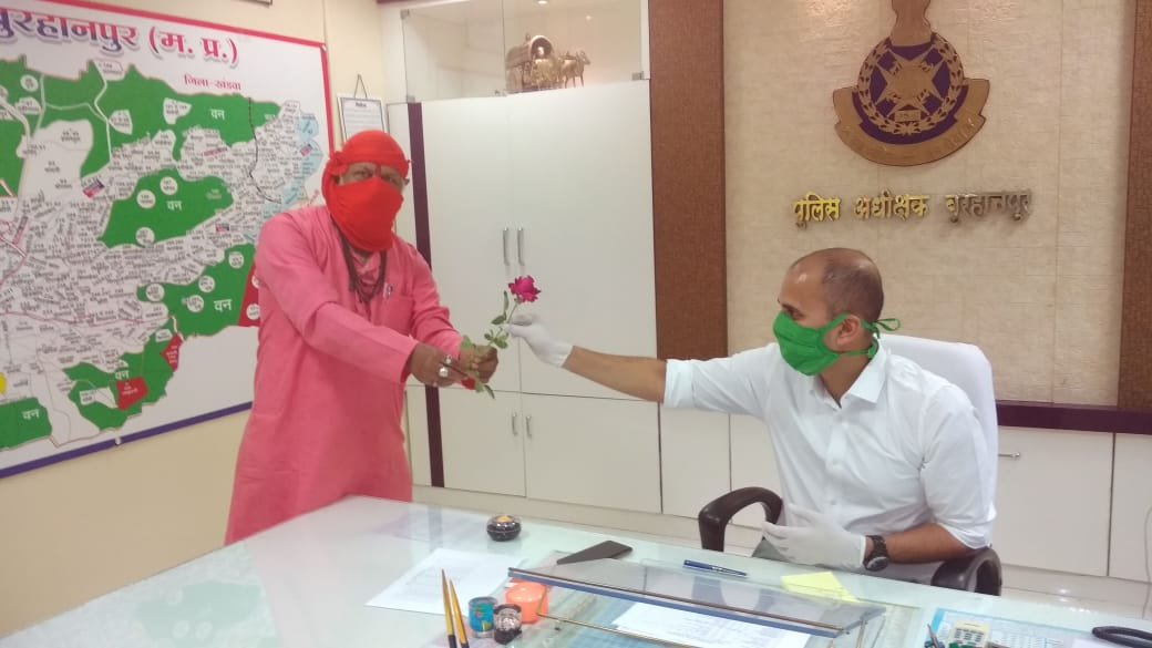 शिवसेना बुरहानपुर जिला के पदाधिकारियों ने इंदौर संभाग प्रमुख पंडित आशीष शर्मा के नेतृत्व में एसपी से सौजन्य भेंट कर किया उनका स्वागत 2 शिवसेना बुरहानपुर जिला के पदाधिकारियों ने इंदौर संभाग प्रमुख पंडित आशीष शर्मा के नेतृत्व में एसपी से सौजन्य भेंट कर किया उनका स्वागत | New India Times