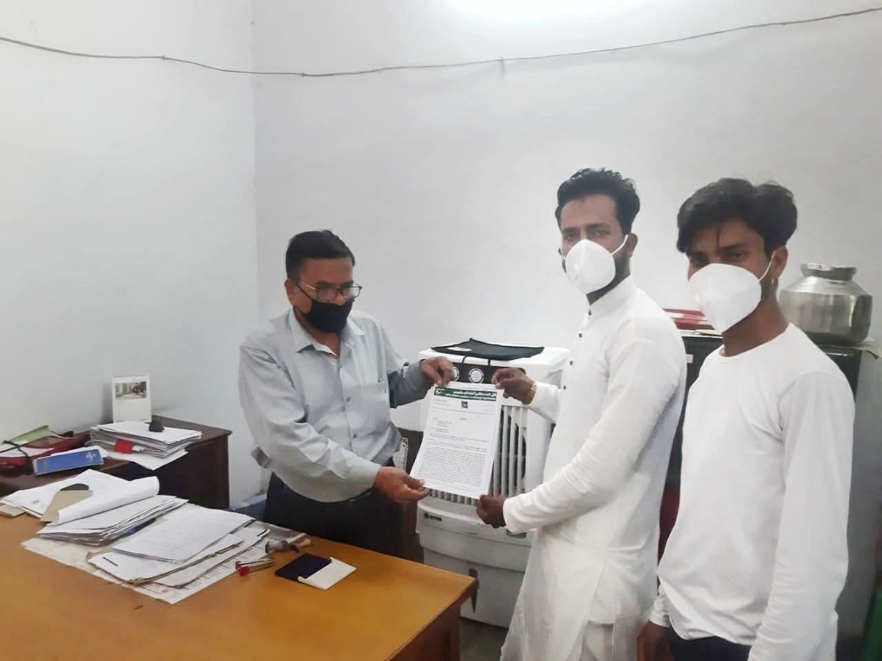 एमआईएम जिलाध्यक्ष (यूथ) सादिक खान ने डॉक्टर कफ़ील खान की रिहाई को लेकर राष्ट्रपति के नाम जिलाधिकारी को सौंपा ज्ञापन | New India Times