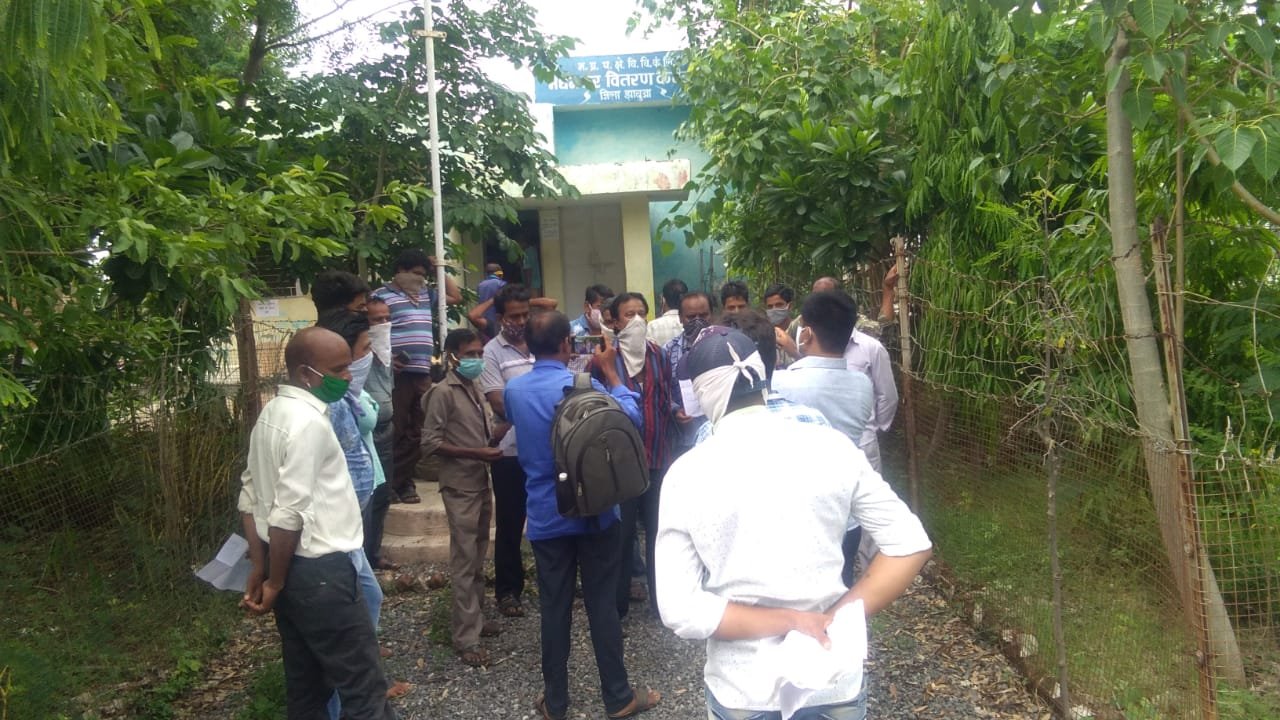 हजारों रुपए के बिजली बिल आने पर ड्राइवर यूनियन पहुंचा मेघनगर विद्युत वितरण केंद्र | New India Times