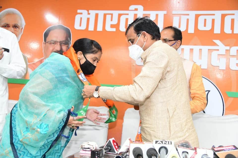 मुख्यमंत्री व भाजपा प्रदेश अध्यक्ष ने नेपानगर की विधायिका को प्रदान की भाजपा की सदस्यता, मुख्यमंत्री ने कांग्रेस को बताया डूबता हुआ जहाज | New India Times