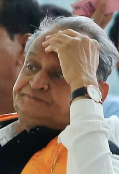 मुख्यमंत्री गहलोत की मुख्यमंत्री पद पर बने रहने की ज़िद ने कांग्रेस को राजस्थान में कमजोर करके रख दिया, सचिन पायलट के सब्र न करने की उनके सिर पर लटकी तलवार | New India Times