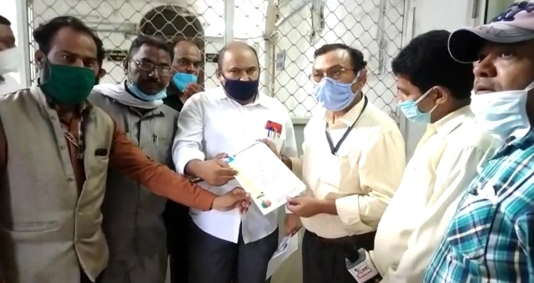 गाजियाबाद में पत्रकार की हत्या के विरोध में प्रेस काउंसिल आॅफ वर्किंग जर्नलिस्ट द्वारा राष्ट्रपति के नाम कलेक्टर को सौंपा गया ज्ञापन | New India Times