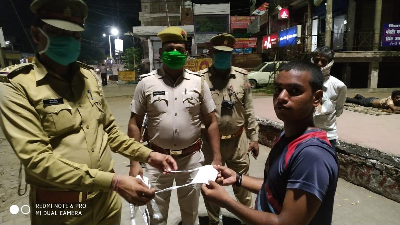 डीसीपी लखनऊ वेस्ट सर्वश्रेष्ठ त्रिपाठी के आदेश पर थाना ठाकुरगंज पुलिस करा रही है जनता से लॉक डाउन का पालन | New India Times