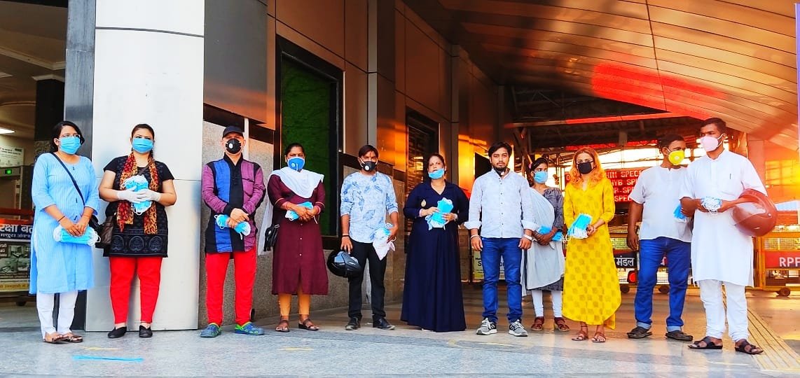 मथुरा जंक्शन रेलवे स्टेशन पर चला मास्क जागरूकता अभियान | New India Times