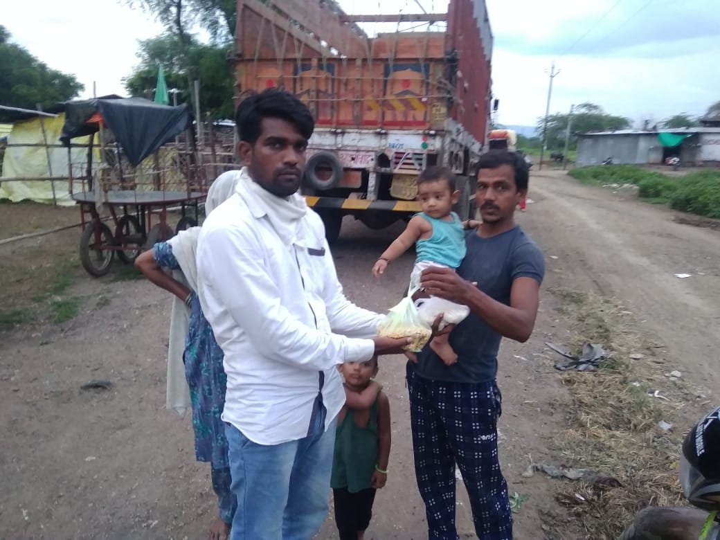 मुख्यमंत्री उद्धव ठाकरे के जन्मदिन पर पत्रकार ऑल जर्नालिस्ट एंड फ्रेंड्स सर्कल की ओर से गरीबों में बांटा गया राशन | New India Times