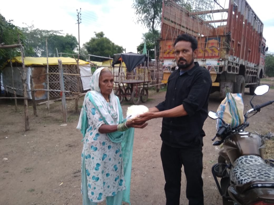 मुख्यमंत्री उद्धव ठाकरे के जन्मदिन पर पत्रकार ऑल जर्नालिस्ट एंड फ्रेंड्स सर्कल की ओर से गरीबों में बांटा गया राशन | New India Times