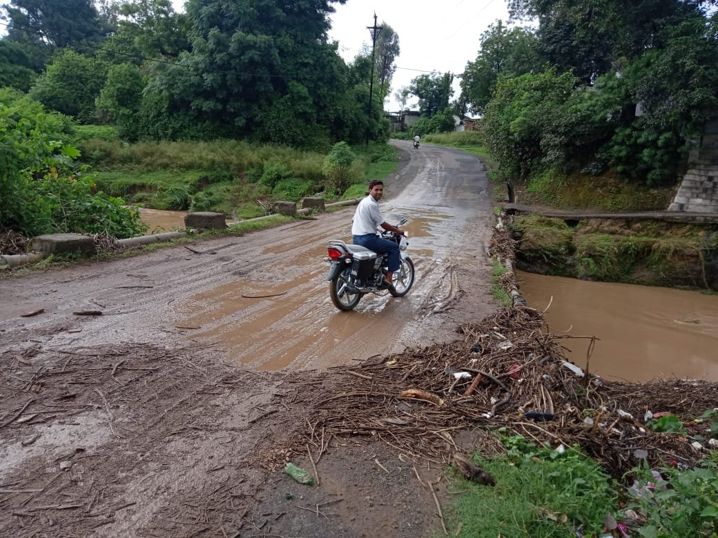 जुन्नारदेव के मेन पुलिया पर बरसात में कचरा एवं कीचड़ जमा होने से दुर्घटना का बना रहता है खतरा | New India Times