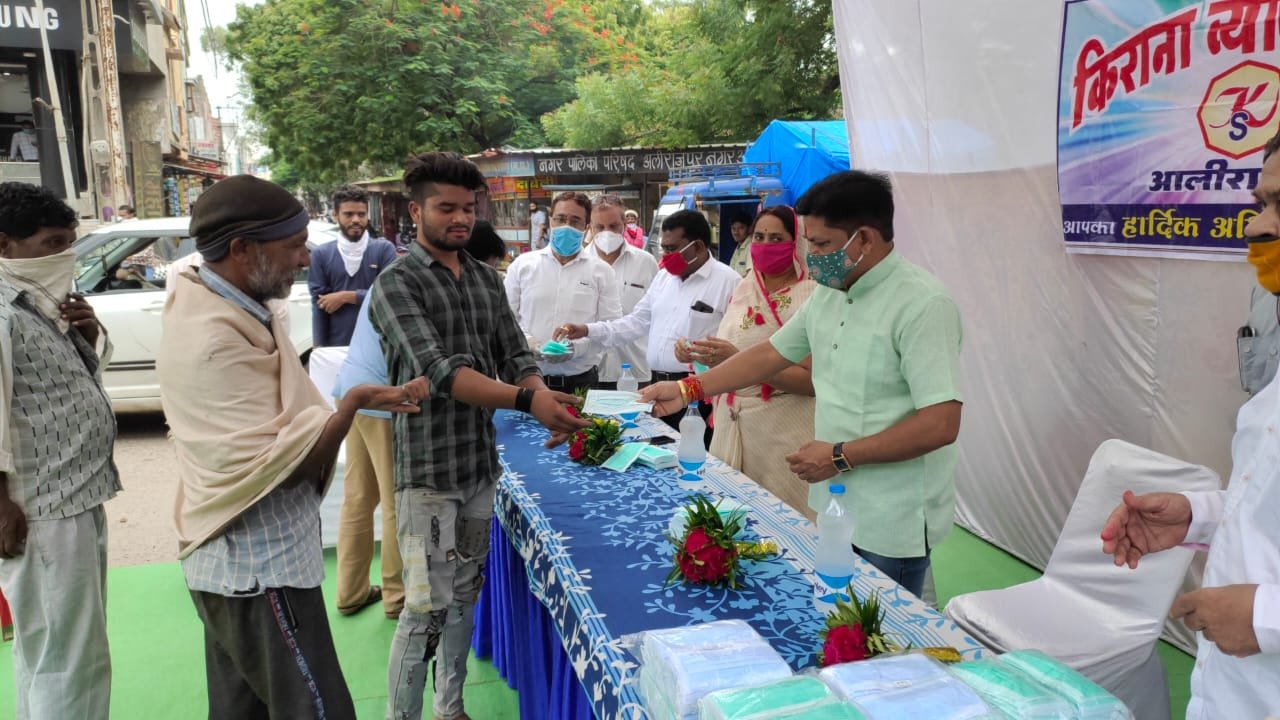 व्यापारी संघ द्धारा किया गया मास्क वितरित, किराना व्यापारी संघ का यह प्रयास सराहनीय एवं प्रशंसनीय है: विधायक पटेल | New India Times